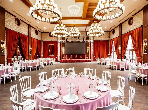 Ambiance festive et personnalisable dans un lieu central. 